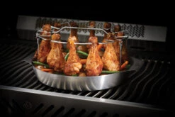 Napoleon Edelstahl Hähnchenkeulen Halter Inkl. Schale -Bbq Discounter 56032 Foldable Chicken Grilling Rack Topper In Use