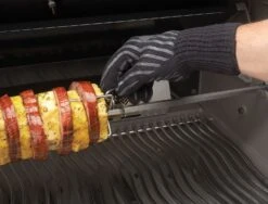 Napoleon BBQ Grillhandschuh Aramid Mit Silikon (1 Stück) -Bbq Discounter 62145 grilling gloves in use napoleon grills 1