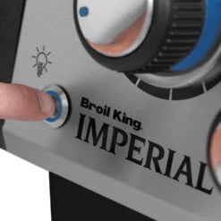 Broil King Imperial 590 IR Black Gasgrill - Modell 2023 - SMART Deal Inkl. Grillfürst Grill Control 25 Broil King Imperial 590 IR Black Gasgrill - Modell 2023 - SMART Deal Inkl. Grillfürst Grill Control -Bbq Discounter Broil King Imperial 590 IR Beleuchtung Knopf