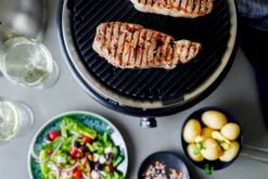 Cobb Grill Premier+ Gas Deluxe Gasgrill 30mbar - Modell 2023 -Bbq Discounter Cobb Premier Plus Deluxe Gasgrill Lifestyle 1