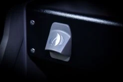 Napoleon Rogue SE 525 Gasgrill - All-black - Mit Sizzle Zone Und Heckbrenner - Grillfürst Edition - X-DEAL Inkl. Abdeckhaube, Gussplatte Und Drehspieß-Set - Modell 2022 -Bbq Discounter Flaschenoeffner all black 1