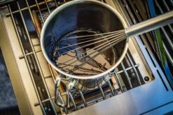 Grillfürst G621G 6-Brenner Edelstahl-Gasgrill Mit Hochtemperaturbrenner, Heckbrenner Und Gusseisen Rosten - X-DEAL Inkl. Zuberhörpaket -Bbq Discounter Grillfuerst Gasgrill G621G Seitenbrenner Topf 1