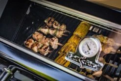 Grillfürst S330G 3-Brenner Gasgrill Mit Seitenkocher Und Gusseisen Rosten 11 Grillfürst S330G 3-Brenner Gasgrill Mit Seitenkocher Und Gusseisen Rosten -Bbq Discounter Grillfuerst Gasgrill Sichtfenster Deckel