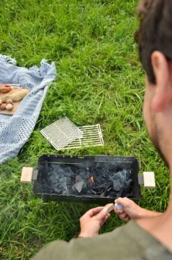 Knister Grill Original - Ausziehbarer Holzkohle Kompaktgrill -Bbq Discounter Knister auf der Wiese