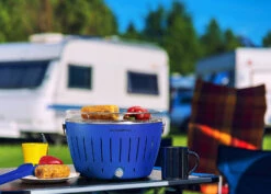 LotusGrill Classic - Holzkohle Tischgrill - Tiefblau Inkl. Tasche -Bbq Discounter LotusGrill Ambiente Campingplatz
