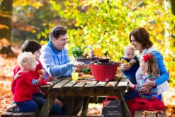 LotusGrill Classic - Holzkohle Tischgrill - Feuerrot Inkl. Tasche -Bbq Discounter LotusGrill Classic Picknick Campinggrill