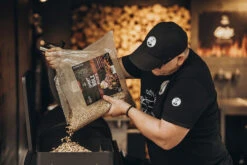 Moesta Pelletgrill Sheriff Inklusive Bambus Ablagebrett - Modell 2023 -Bbq Discounter Moesta Sheriff Pelletgrill pellets einfuellen 10593