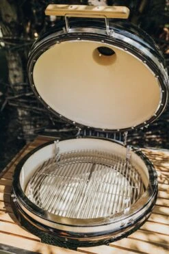 Monolith Grill LeCHEF PRO-Serie 2.0 Schwarz - MIT Gestell Und Seitentischen 13 Monolith Grill LeCHEF PRO-Serie 2.0 Schwarz - MIT Gestell Und Seitentischen -Bbq Discounter Monolith Le Chef Deckel offen Keramikgrill 1