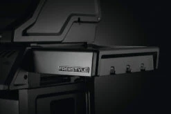 Napoleon Freestyle 425 Gasgrill, Graphit - Modell 2023 - X-DEAL Inkl. Abdeckhaube Und Gussplatte 22 Napoleon Freestyle 425 Gasgrill, Graphit - Modell 2023 - X-DEAL Inkl. Abdeckhaube Und Gussplatte -Bbq Discounter Napoleon Freestyle Seitenablage Besteckhaken