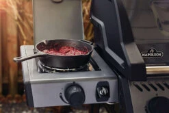 Napoleon Freestyle 365 Gasgrill, Graphit - Mit Seitenbrenner - Modell 2023 - X-DEAL Inkl. Abdeckhaube Und Gussplatte 38 Napoleon Freestyle 365 Gasgrill, Graphit - Mit Seitenbrenner - Modell 2023 - X-DEAL Inkl. Abdeckhaube Und Gussplatte -Bbq Discounter Napoleon Freestyle Seitenbrenner