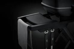 Napoleon Phantom TravelQ PRO285X Kompakt Gasgrill, Mattschwarz - Mit Klappbarem Wagen Inkl. Warmhalterost - Modell 2023 -Bbq Discounter Napoleon Phantom TravelQ PRO285X Seitenablagen