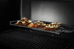 Napoleon Phantom TravelQ PRO285X Kompakt Gasgrill, Mattschwarz - Mit Klappbarem Wagen Inkl. Warmhalterost - Modell 2023 -Bbq Discounter Napoleon Phantom TravelQ PRO285X Warmhlterost