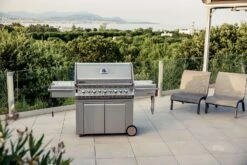 Napoleon Prestige Pro 665-3 Edelstahl Gasgrill Inkl. Drehspieß - Modell 2023 - SMART Deal Inkl. Grillfürst Grill Control Mit Companion Device Und Einstichthermometer -Bbq Discounter Napoleon Prestige Pro 665 Edelstahl Gasgrill Lifestyle