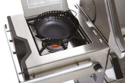 Napoleon Prestige Pro 825-3 Edelstahl Gasgrill Inkl. Drehspieß Und Bodenbeleuchtung - Modell 2023 - SMART Deal Inkl. Grillfürst Grill Control Mit Companion Device Und Einstichthermometer -Bbq Discounter Napoleon Prestige Pro 825 Seitenbrenner Gemuesekorb