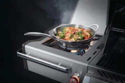 Napoleon Prestige Pro 825-3 Edelstahl Gasgrill Inkl. Drehspieß Und Bodenbeleuchtung - Modell 2023 - SMART Deal Inkl. Grillfürst Grill Control Mit Companion Device Und Einstichthermometer -Bbq Discounter Napoleon Prestige Pro 825 Seitenbrenner Wok