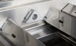 Napoleon Prestige Pro 825-3 Edelstahl Gasgrill Inkl. Drehspieß Und Bodenbeleuchtung - Modell 2023 - SMART Deal Inkl. Grillfürst Grill Control Mit Companion Device Und Einstichthermometer -Bbq Discounter Napoleon Prestige Pro SearPlates Brennerabdeckung 02