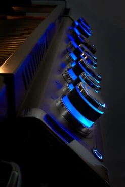 Napoleon Prestige Pro 665-3 Edelstahl Gasgrill, Erdgas Inkl. Drehspieß - Modell 2023 31 Napoleon Prestige Pro 665-3 Edelstahl Gasgrill, Erdgas Inkl. Drehspieß - Modell 2023 -Bbq Discounter Napoleon Prestige Pro beleuchtere Drehregler blau 2