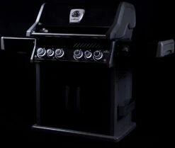Napoleon Rogue SE 525 Gasgrill - All-black - Mit Sizzle Zone Und Heckbrenner - Grillfürst Edition - X-DEAL Inkl. Abdeckhaube, Gussplatte Und Drehspieß-Set - Modell 2022 -Bbq Discounter Napoleon Rogue All Black limited 1
