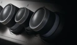 Napoleon Rogue SE 425 Gasgrill, Schwarz Mit Gussrosten - Hero Modell 2023 Inkl. Drehspieß - SMART Deal Inkl. Grillfürst Grill Control -Bbq Discounter Napoleon Rogue SE Drehknoepfe