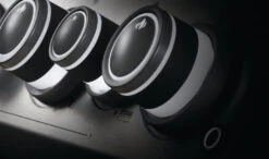 Napoleon Rogue SE 425 Gasgrill, Schwarz Mit Gussrosten - Hero Modell 2023 Inkl. Drehspieß - SMART Deal Inkl. Grillfürst Grill Control -Bbq Discounter Napoleon Rogue SE Drehknoepfe beleuchtet