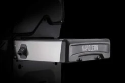 Napoleon Rogue SE 425 Gasgrill, Schwarz Mit Gussrosten - Hero Modell 2023 Inkl. Drehspieß - SMART Deal Inkl. Grillfürst Grill Control -Bbq Discounter Napoleon Rogue SE Seitenablage mit Logo