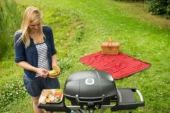 Napoleon TravelQ PRO285 Kompakt Gasgrill Schwarz Mit Klappbarem Wagen - Modell 2023 14 Napoleon TravelQ PRO285 Kompakt Gasgrill Schwarz Mit Klappbarem Wagen - Modell 2023 -Bbq Discounter Napoleon portabler Gasgrill Travelq Pro285 x lifestyle 2