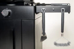 Outdoorchef Gas Kugelgrill Arosa 570 G Evo Black Style - Inkl. Blazing-/Cooking Zone Kit Plus 20 Outdoorchef Gas Kugelgrill Arosa 570 G Evo Black Style - Inkl. Blazing-/Cooking Zone Kit Plus -Bbq Discounter Outdoorchef Arosa Gas Kugelgrill 570G EVO Black Style Seitenablage