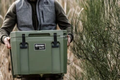 Petromax Kühlbox 25 Liter Oliv - Inkl. Sitzkissen, Haft-Unterlage Und Einsatzkorb -Bbq Discounter Petromax Kuehlbox kx25 oliv anwendung