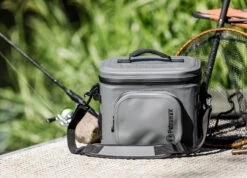 Petromax Kühltasche 8 Liter / Dunkelgrau -Bbq Discounter Petromax Kuehltasche 8Liter grau Lifestyle