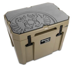 Petromax Haft-Auflage Für Kühlbox Kx25 Grau Mit Drachenemblem -Bbq Discounter Petromax kx25 padg d Haft Auflage Kuehlbox kx25 sand grau Drachen 3 1624970466