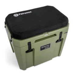 Petromax Kühlbox 25 Liter Oliv - Inkl. Sitzkissen, Haft-Unterlage Und Einsatzkorb -Bbq Discounter Petromax kx25 seat b Sitzkissen fuer Kuehlbox oliv Seat