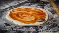 Grillfürst Pizzastein 33 Cm Mit Pizzablech -Bbq Discounter Pizzablech Teig Tomatensauce