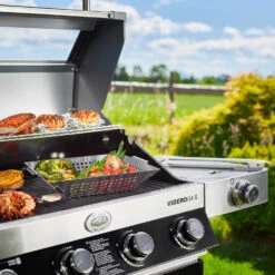 Rösle Gasgrill Videro G4-S VARIO+ Schwarz - Modell 2023 - SMART Deal Inkl. Grillfürst Grill Control + Abdeckhaube Und Grillplatte 29 Rösle Gasgrill Videro G4-S VARIO+ Schwarz - Modell 2023 - SMART Deal Inkl. Grillfürst Grill Control + Abdeckhaube Und Grillplatte -Bbq Discounter Roesle Gasgrill Videro G4 S Mood Grillflaeche