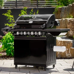 Rösle Gasgrill Magnum PRO G4-S - X-DEAL Inkl. Abdeckhaube, Gusseisen Grillplatte Und Drehspieß - Modell 2023 -Bbq Discounter Roesle Magnum PRO G4 S Lifestyle
