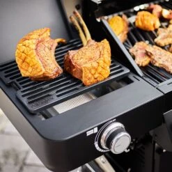 Rösle Gasgrill BBQ-Station Videro G4-S Vario+ Nero Schwarz - Modell 2023 - SMART Deal Inkl. Grillfürst Grill Control + Abdeckhaube Und Grillplatte 31 Rösle Gasgrill BBQ-Station Videro G4-S Vario+ Nero Schwarz - Modell 2023 - SMART Deal Inkl. Grillfürst Grill Control + Abdeckhaube Und Grillplatte -Bbq Discounter Roesle Videro G4 S Vario NERO Primezone Gussrost 3