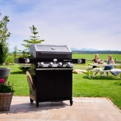 Rösle Gasgrill Videro G4-S Vario+ Nero Schwarz - Modell 2023 - X-DEAL Inkl. Abdeckhaube, Grillplatte Und Drehspieß -Bbq Discounter Roesle Videro G4 S Vario NERO matt schwarz Vario Halter 2