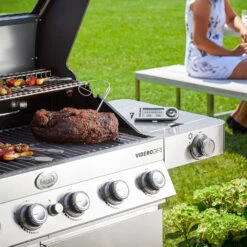 Rösle Edelstahl Gasgrill Videro G6-S VARIO+ - Limited Edition Modell 2023 - X-DEAL Inkl. Abdeckhaube, Grillplatte Und Drehspieß -Bbq Discounter Roesle Videro G6 S Edelstahl Gasgrill Station Mood