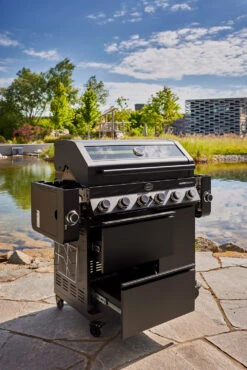 Rösle Gasgrill Videro Pro G6-S Vario+ Mattschwarz - Modell 2023 -Bbq Discounter Roesle Videro Pro G6 S Seitenablagen abgeklappt