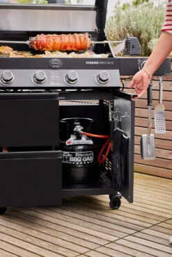 Rösle Gasgrill Videro Pro G4-S Vario+ Mattschwarz - Modell 2023 15 Rösle Gasgrill Videro Pro G4-S Vario+ Mattschwarz - Modell 2023 -Bbq Discounter RoesleVidero Pro G4 S Detail Gasflasche Unterschrank