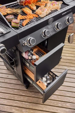 Rösle Gasgrill Videro Pro G4-S Vario+ Mattschwarz - Modell 2023 16 Rösle Gasgrill Videro Pro G4-S Vario+ Mattschwarz - Modell 2023 -Bbq Discounter RoesleVidero Pro G4 S Detail Unterschrank Schubladen