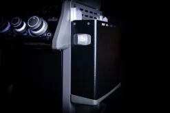 Napoleon Rogue SE 525 Gasgrill - All-black - Grillfürst Edition Inkl. Abdeckhaube - SMART Deal Inkl. Grillfürst Grill Control - Modell 2022 -Bbq Discounter Seitenablage abgeklappt all black