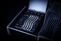 Napoleon Rogue SE 525 Gasgrill - All-black - Grillfürst Edition Inkl. Abdeckhaube - SMART Deal Inkl. Grillfürst Grill Control - Modell 2022 -Bbq Discounter Sizzle Zone All Black