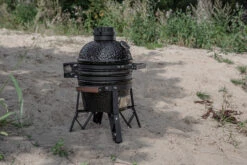 The Bastard Keramikgrill Classic Small - Schwarz Glänzend - Modell 2023 -Bbq Discounter The Bastard Classic Small Kamado Grill Strand