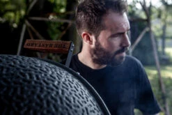 The Bastard Keramikgrill Urban XL - Complete - Schwarz Matt - Modell 2023 -Bbq Discounter The Bastard Kamadogrill Urban XL Deckelgriff