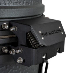 The Bastard Keramikgrill VX Medium - Complete - Schwarz Matt - Modell 2023 -Bbq Discounter The Bastard VX Medium Detail Deckelschanier