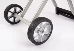 Napoleon TravelQ PRO285 Kompakt Gasgrill Schwarz Mit Klappbarem Wagen - Modell 2023 12 Napoleon TravelQ PRO285 Kompakt Gasgrill Schwarz Mit Klappbarem Wagen - Modell 2023 -Bbq Discounter napoleon travelq pro285x unterwagen raeder