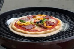 Outdoorchef Pizzastein 420/480 Ø 32,5 Cm -Bbq Discounter outdoorchef pizzastein s 420 480 3g 18 211 94 a